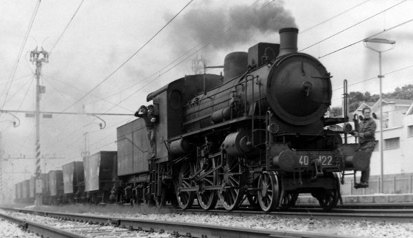 Locomotiva a vapore 640.122 in testa ad un treno di pietrisco per la massicciata